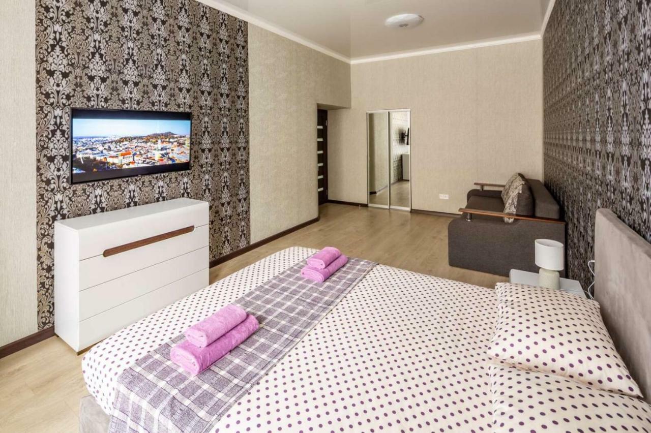 Apartment With 2 Bedroom Near Opera House Gorodotska 27 Str With Parking Leópolis Exterior foto