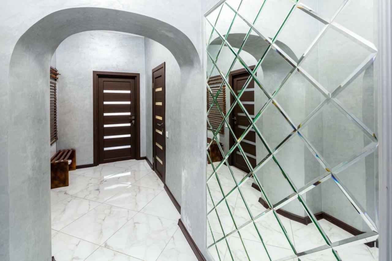 Apartment With 2 Bedroom Near Opera House Gorodotska 27 Str With Parking Leópolis Exterior foto