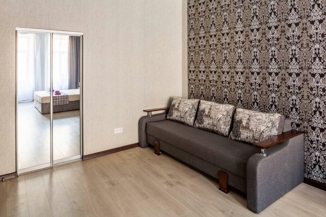 Apartment With 2 Bedroom Near Opera House Gorodotska 27 Str With Parking Leópolis Exterior foto