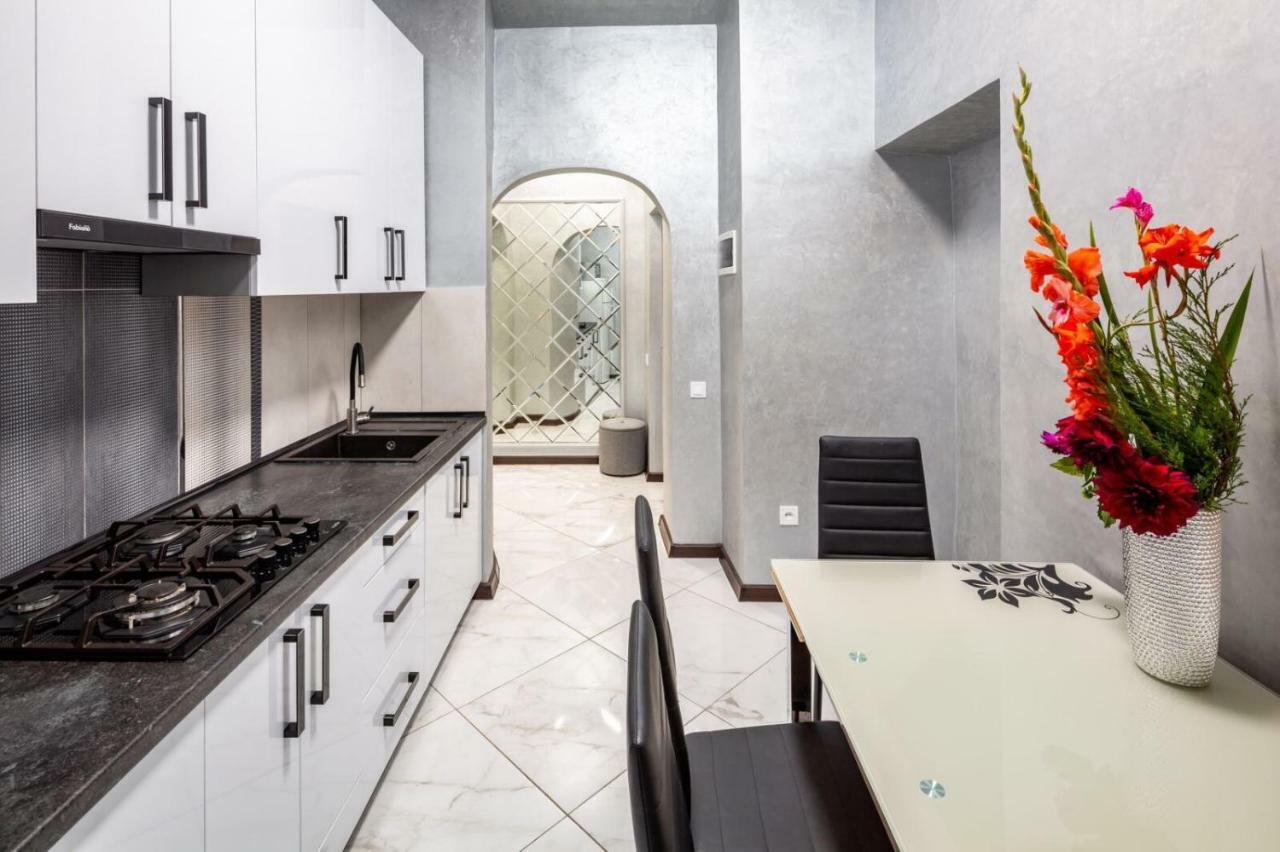 Apartment With 2 Bedroom Near Opera House Gorodotska 27 Str With Parking Leópolis Exterior foto