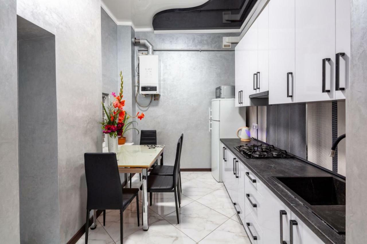 Apartment With 2 Bedroom Near Opera House Gorodotska 27 Str With Parking Leópolis Exterior foto
